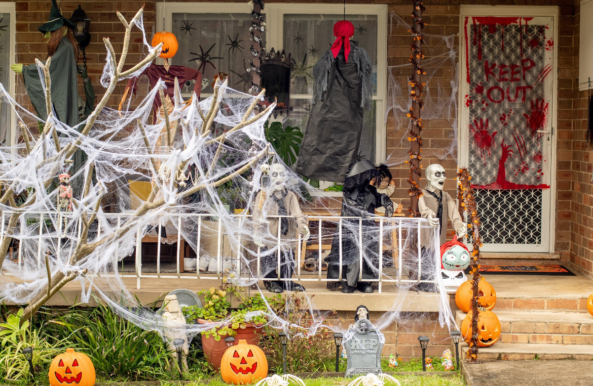 Spooktacular Front Porch Decor: How to Deck Out Your Porch for Halloween